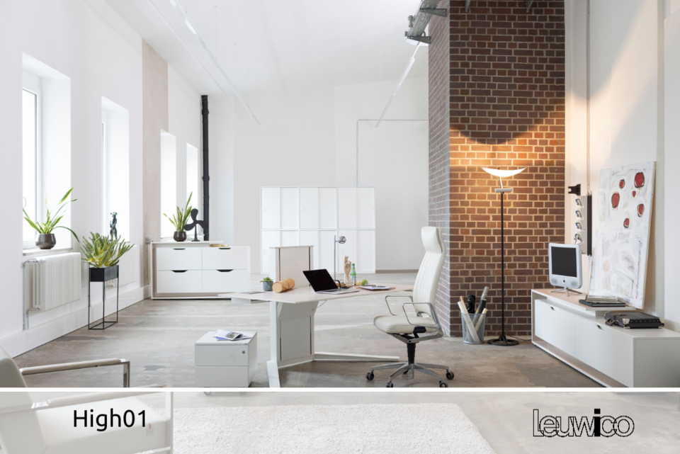 Foto: der High01 von Leuwico - ein mittelgroßer, elektrisch verstellbarer Schreibtisch, ganz in weiß