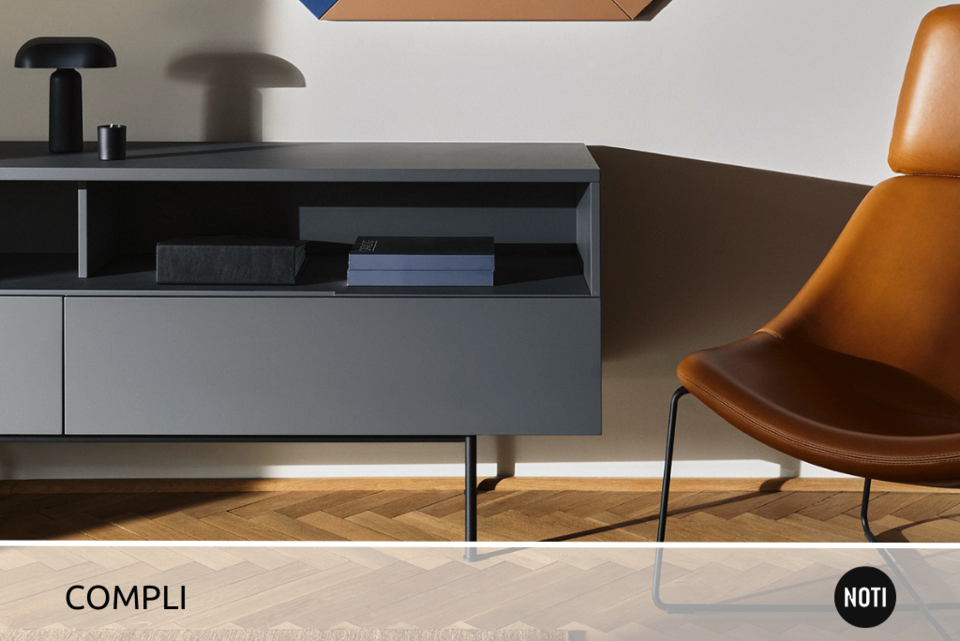 Foto: das Compli von Noti, ein matschwarzes Sideboard mit Stauraum, Freiflächen und Türen