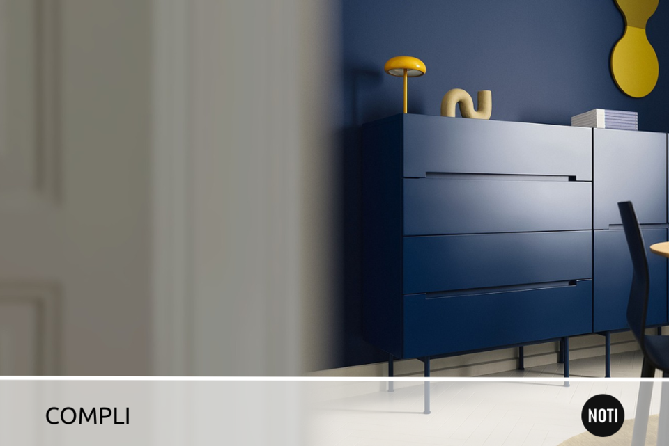 Foto des Compli von Noti, ein Highboard in Blau. Erhältlich mit Schubladenfächern oder Schranktüren