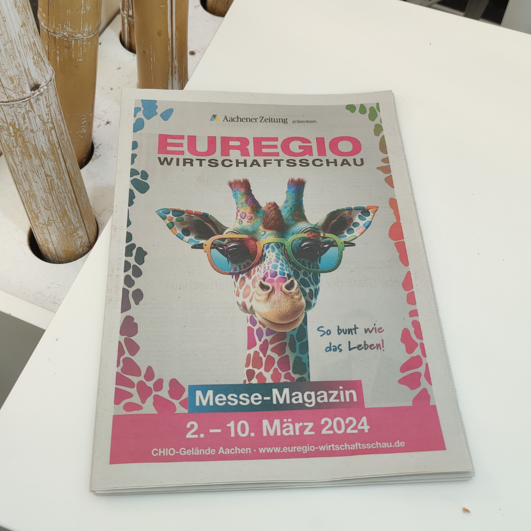 Foto des Euregio Messe-Magazins, Coveransicht, auf einem Tisch