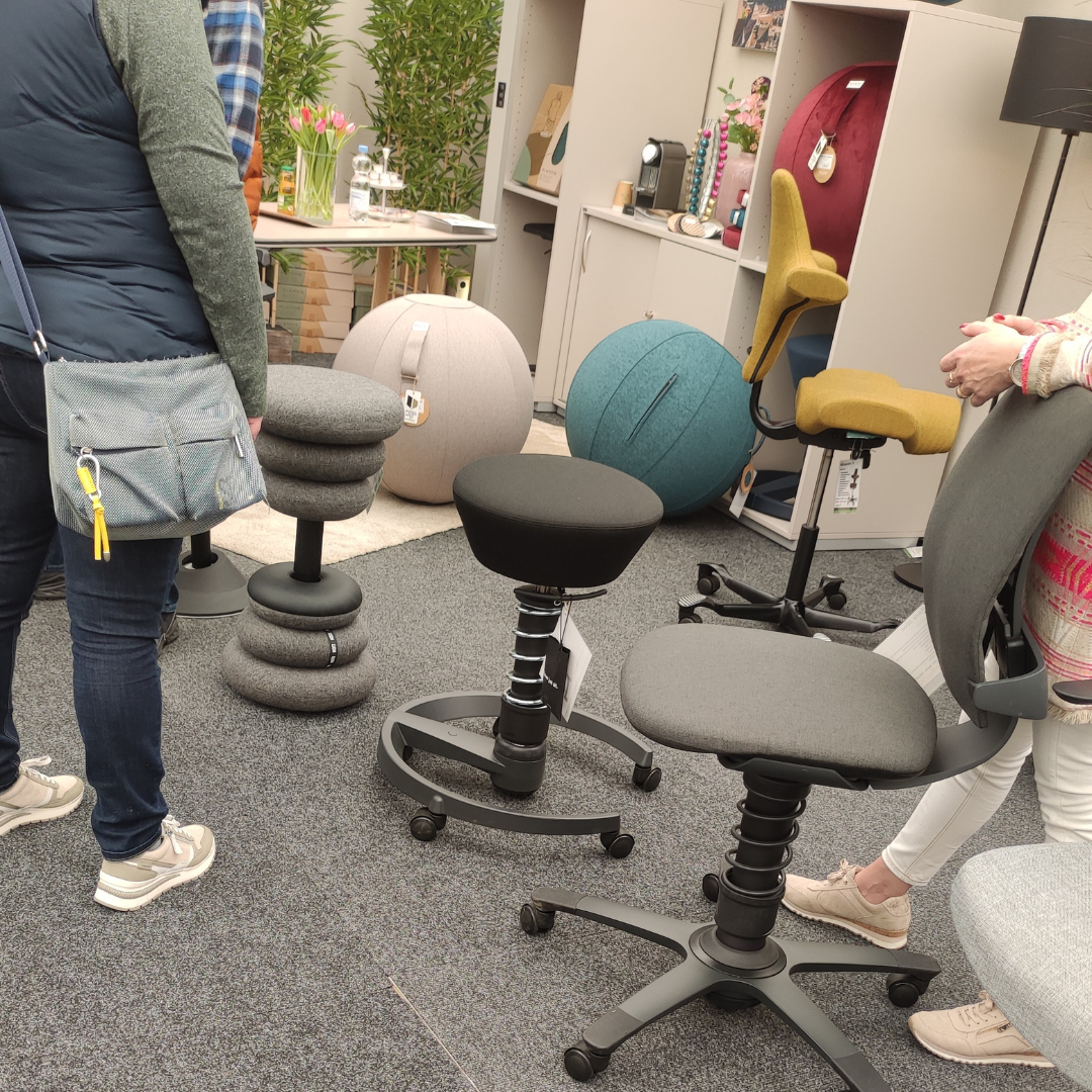 Foto des Frankenne-Standes auf der Euregio Wirtschaftsschau, im Vordergrund einige Bürostühle
