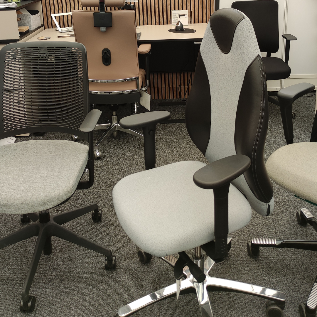 Foto des Frankenne-Standes auf der Euregio Wirtschaftsschau, im Vordergrund Bürostühle