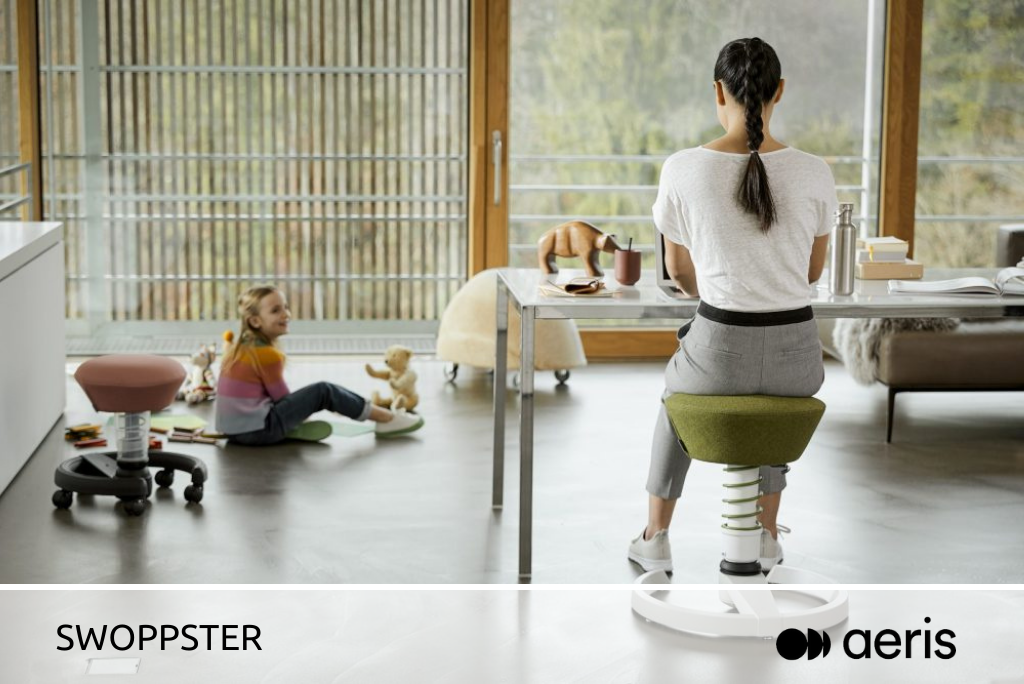 Foto: Homeoffice mit Aeris Swopper, daneben die Kinderversion dieses ergonomischen Hockers, der Swoppster
