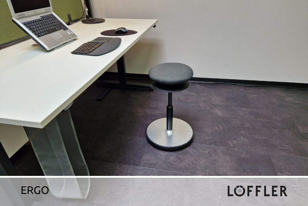 Foto: der Ergo von Löffler, ein ergonomischer Bürohocker für Bewegung im Alltag