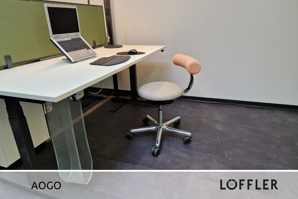 Foto: der Aogo von Löffler, ein moderner Bürohocker mit Rückenstütze
